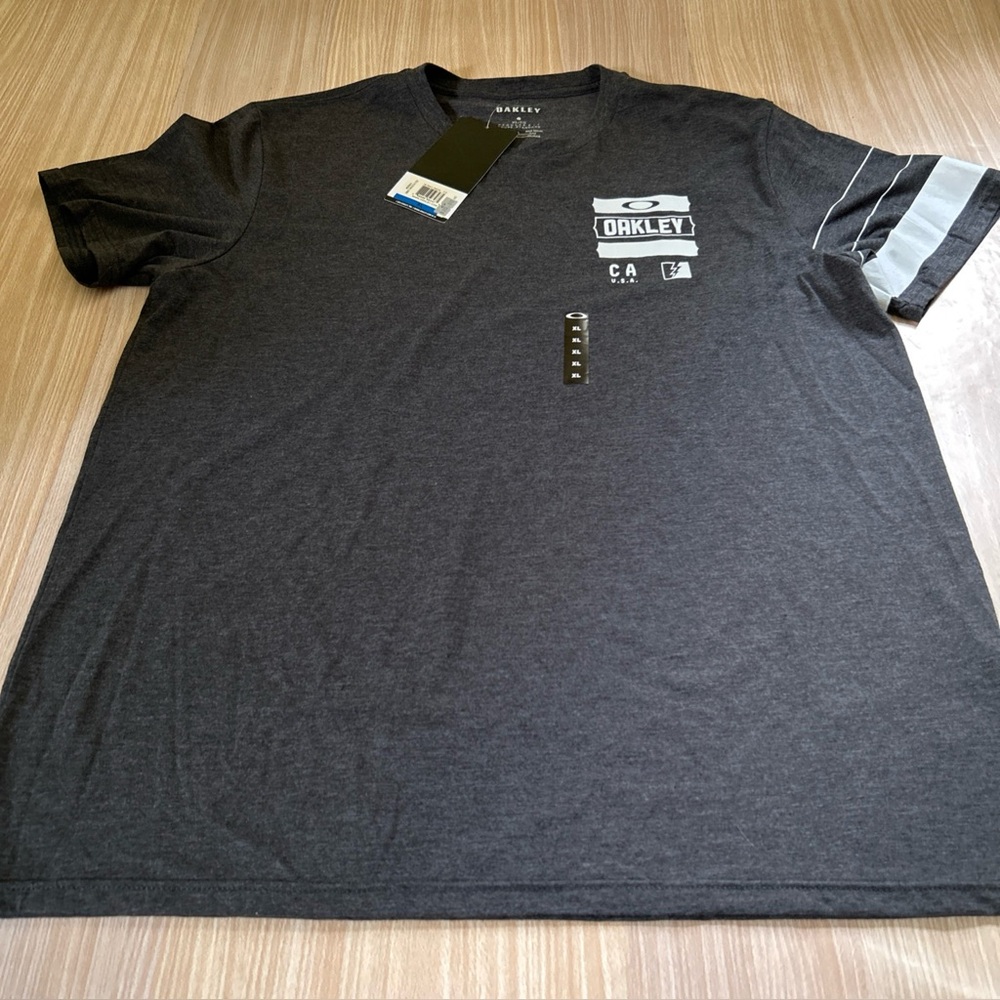 Oakley Trifecta regular fit tee gray white